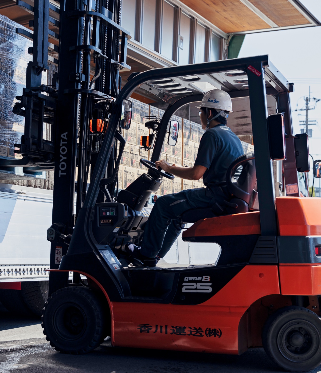 1942年創業の信頼ある運送会社のメインビジュアル