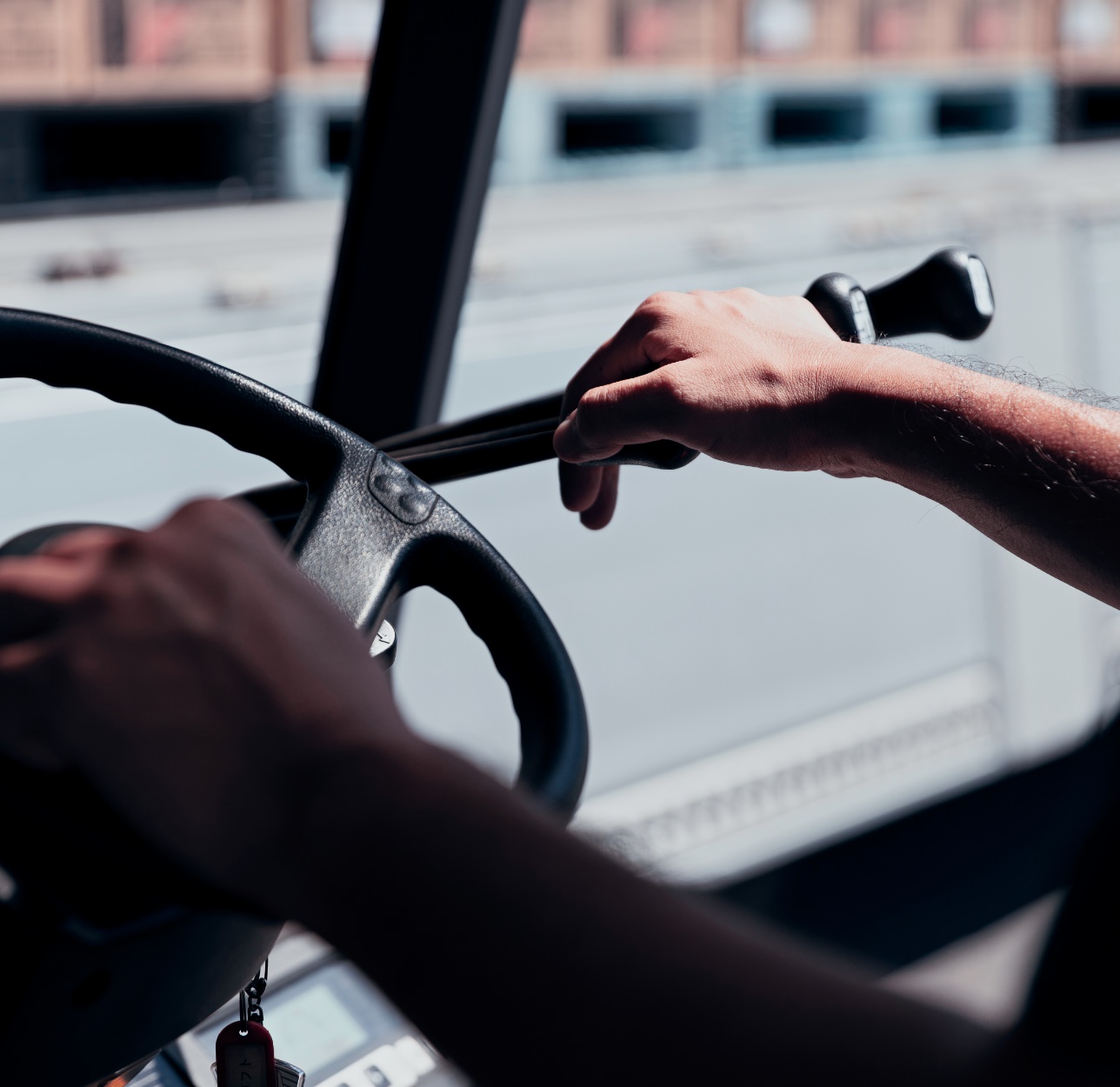 1942年創業の信頼ある運送会社の採用案内イメージ